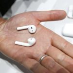 Стало известно, какой наушник AirPods россияне теряют чаще